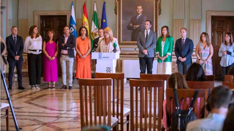 La alcaldesa con su equipo de concejales