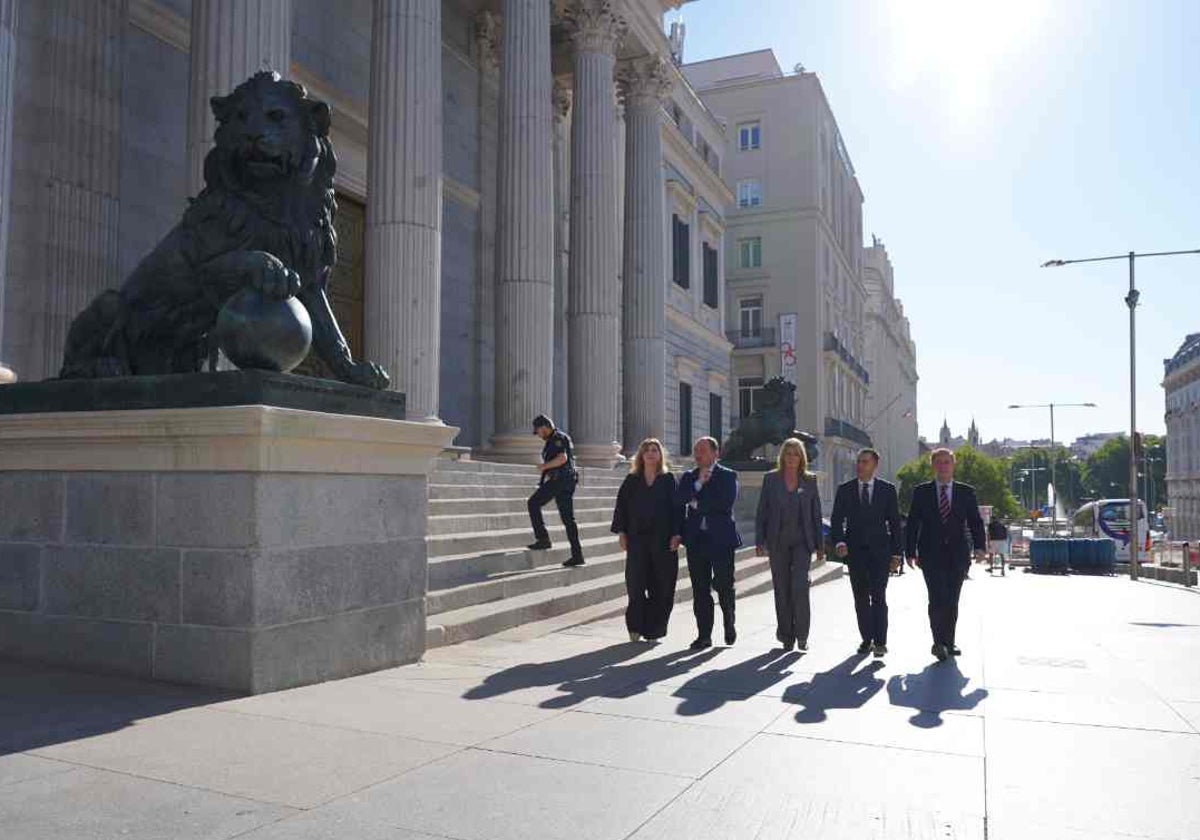 La delegación 'popular' onubense pasa frente a la fachada del Congreso de los Diputados