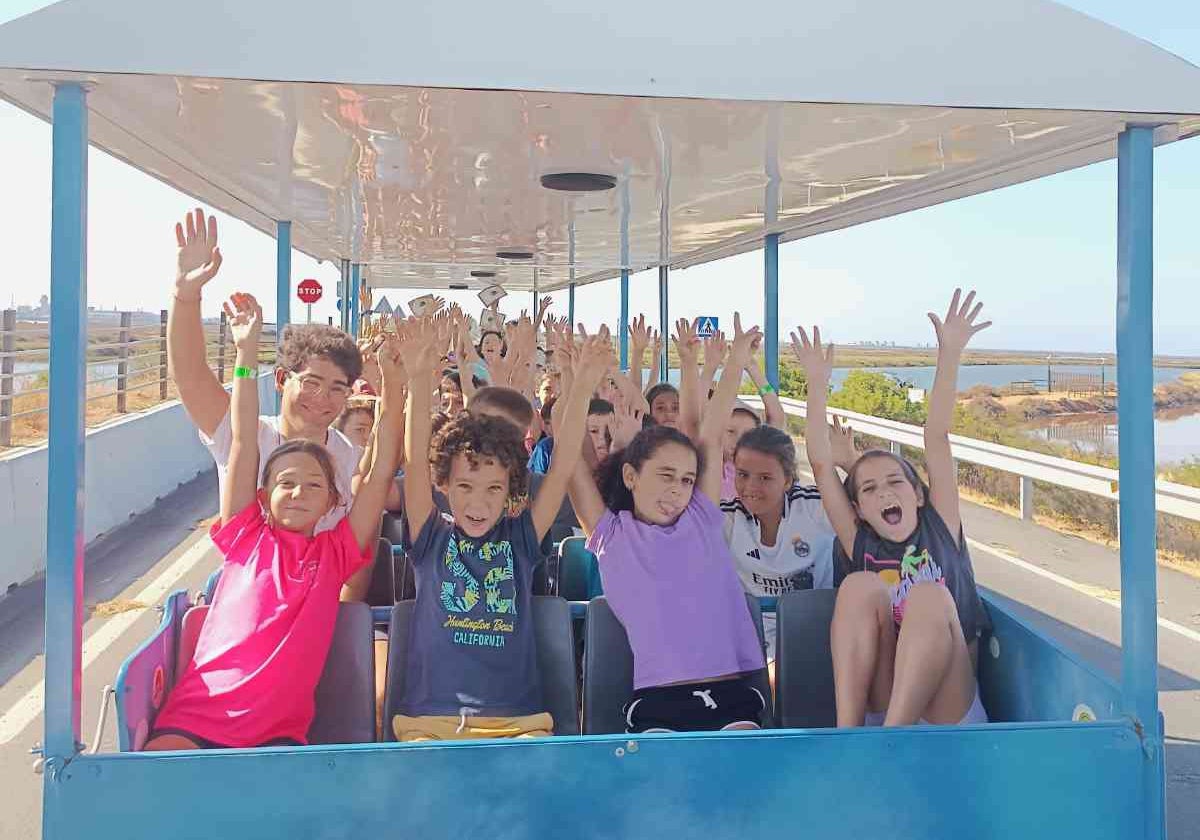 Un grupo de escolares durante una excursión por el paraje natural