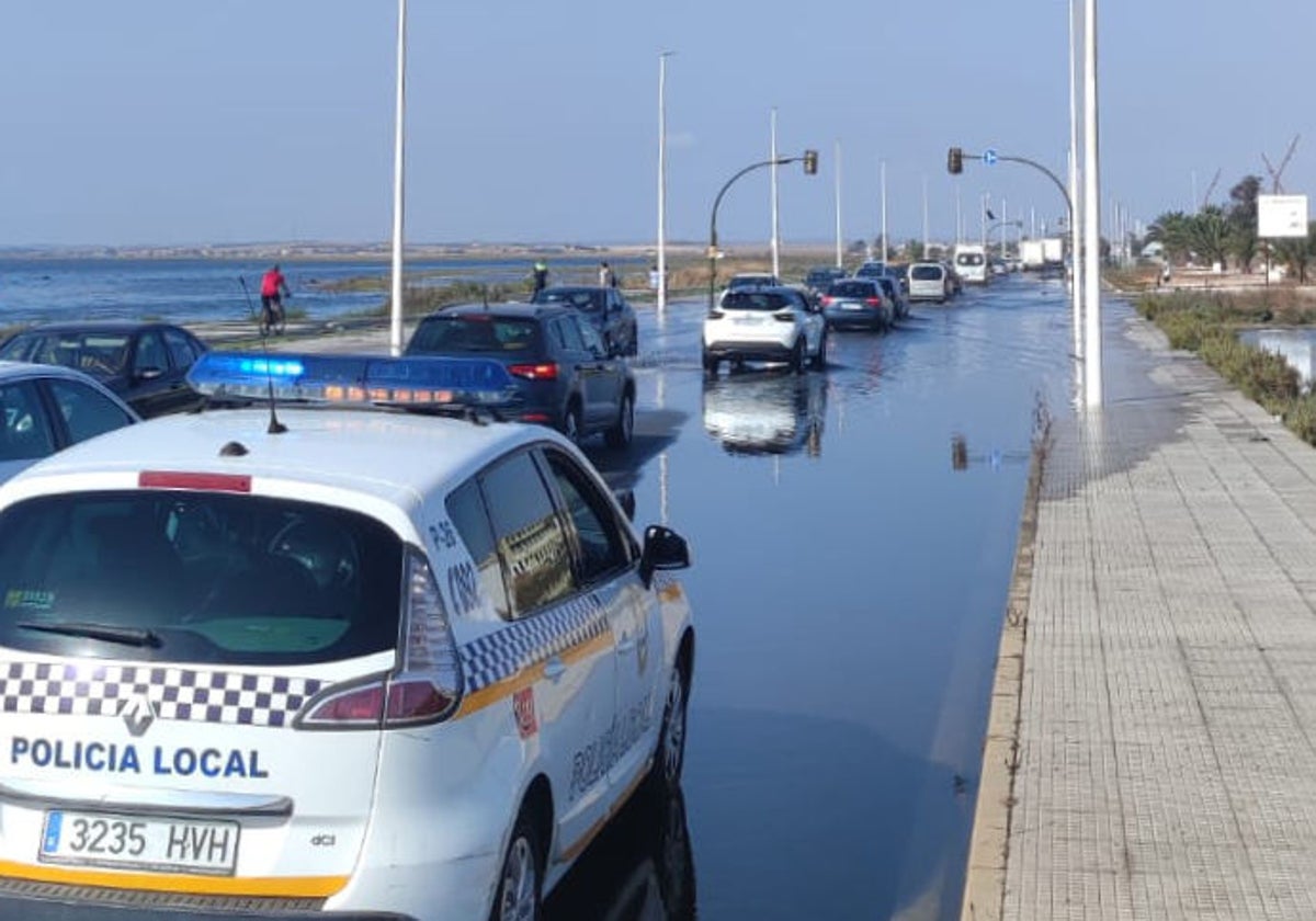 El Paseo Marítimo, impracticable a primera hora de esta tarde