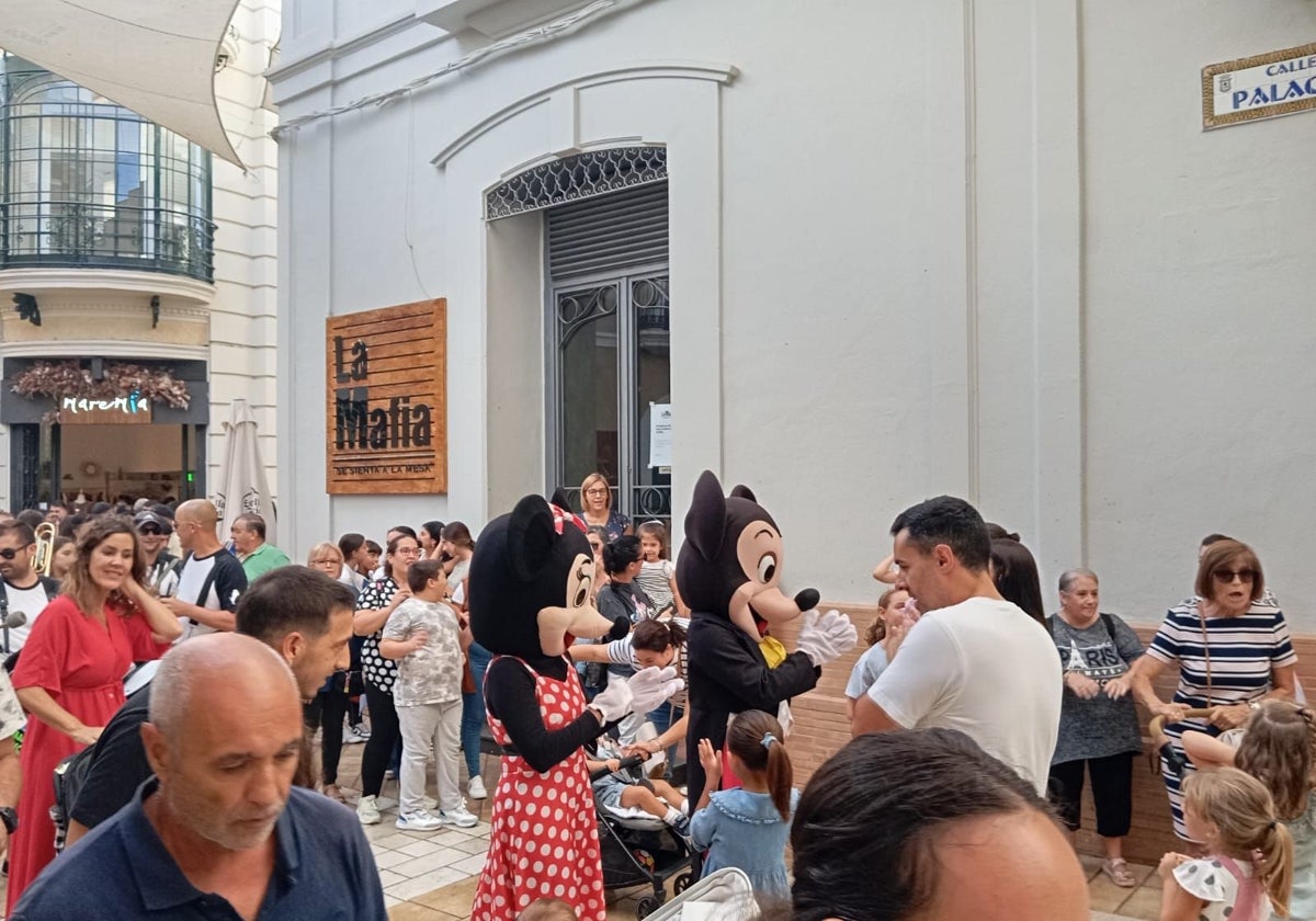 Ambientazo en el centro de Huelva durante una charanga de animación