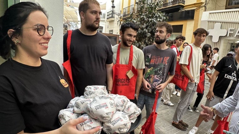 Lote de hamburguesas para los primeros que han guardado la cola