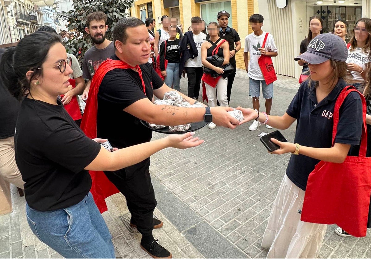 Entrega de una de las 300 hamburguesas gratis de Goiko en Huelva