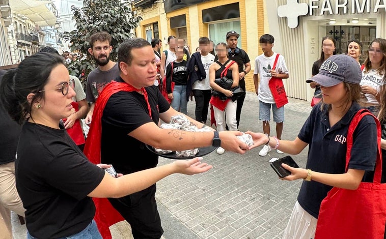 Imagen principal - Huelva acude en masa a por las hamburguesas gratis de Goiko