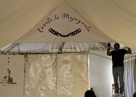 Imagen secundaria 1 - Preparativos en la caseta La Majazuela, una de las casetas privadas que se instala esta edición de la Feria del Caballo