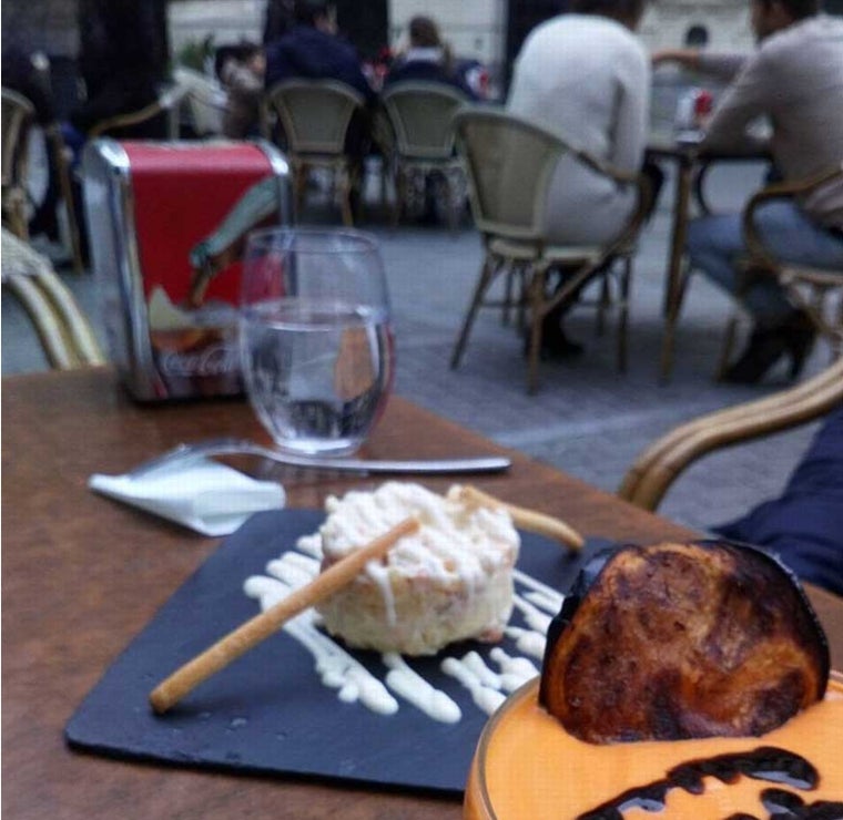 Una mesa en la calle Vázquez López