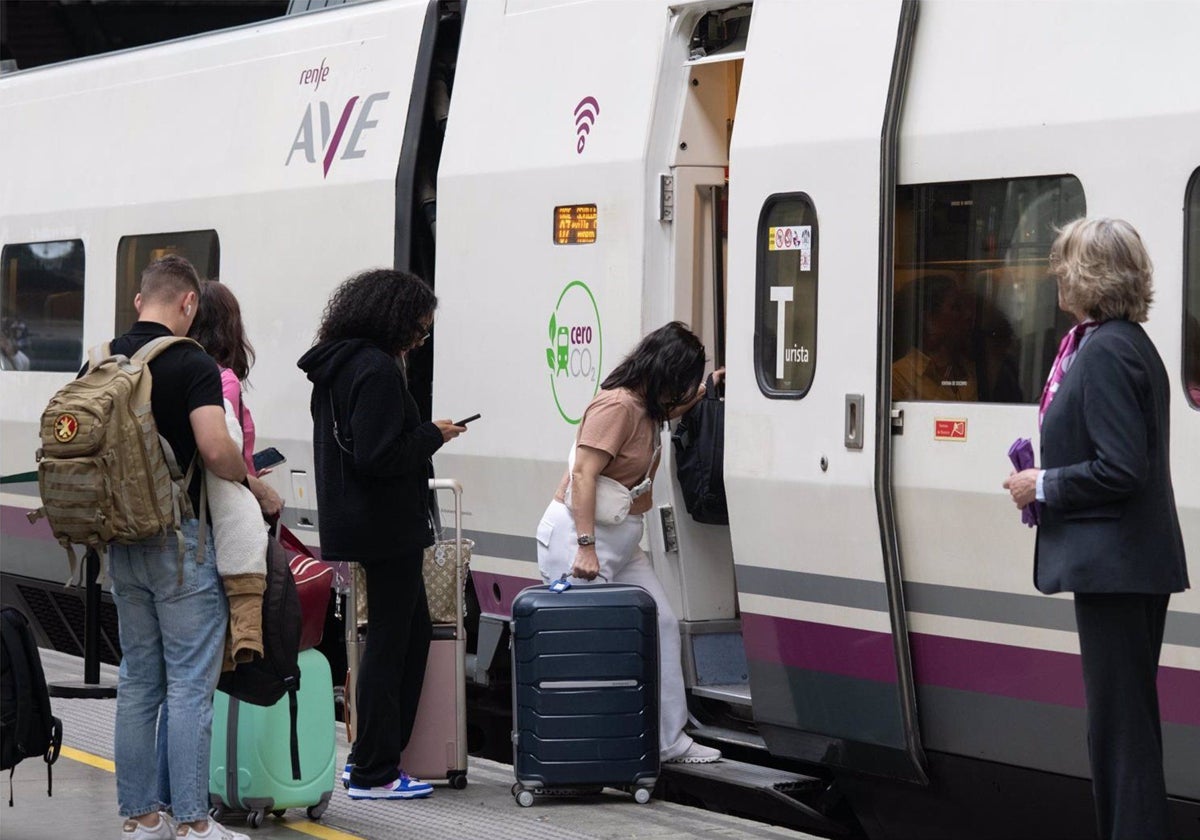 Viajeros en un AVE Sevilla-Madrid
