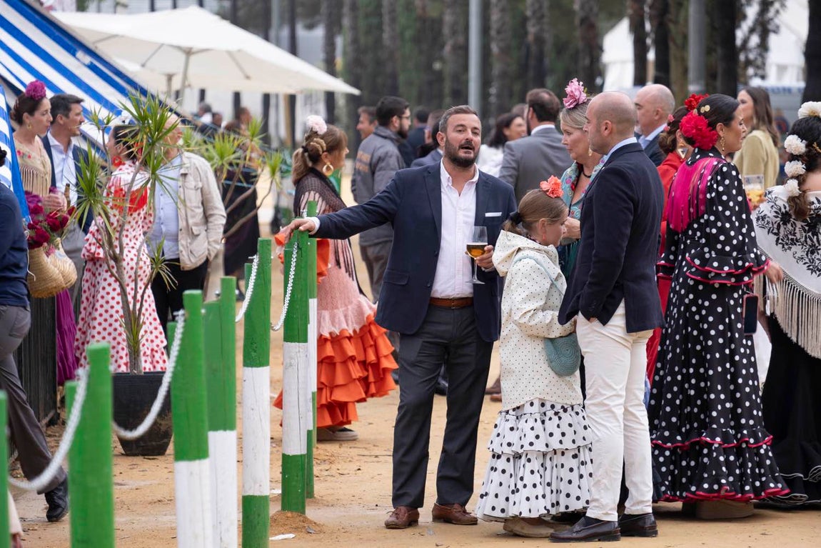 Más sonrisas que paraguas en el segundo día de la Feria del Caballo de Huelva