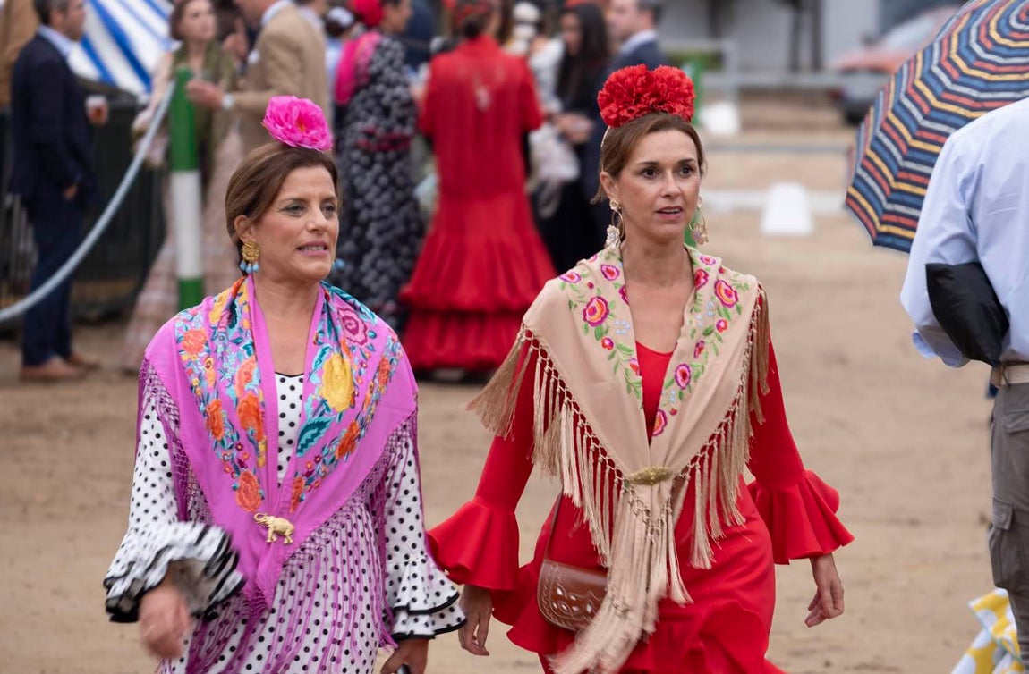 Más sonrisas que paraguas en el segundo día de la Feria del Caballo de Huelva