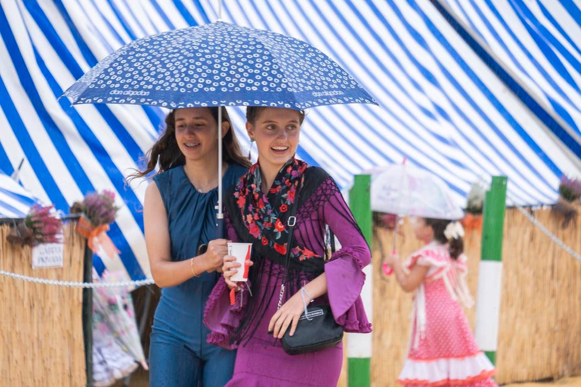 Más sonrisas que paraguas en el segundo día de la Feria del Caballo de Huelva