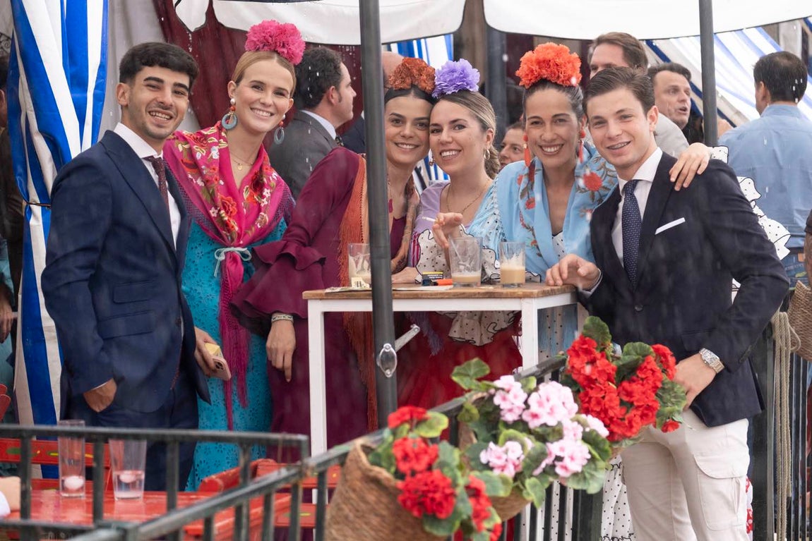 Más sonrisas que paraguas en el segundo día de la Feria del Caballo de Huelva