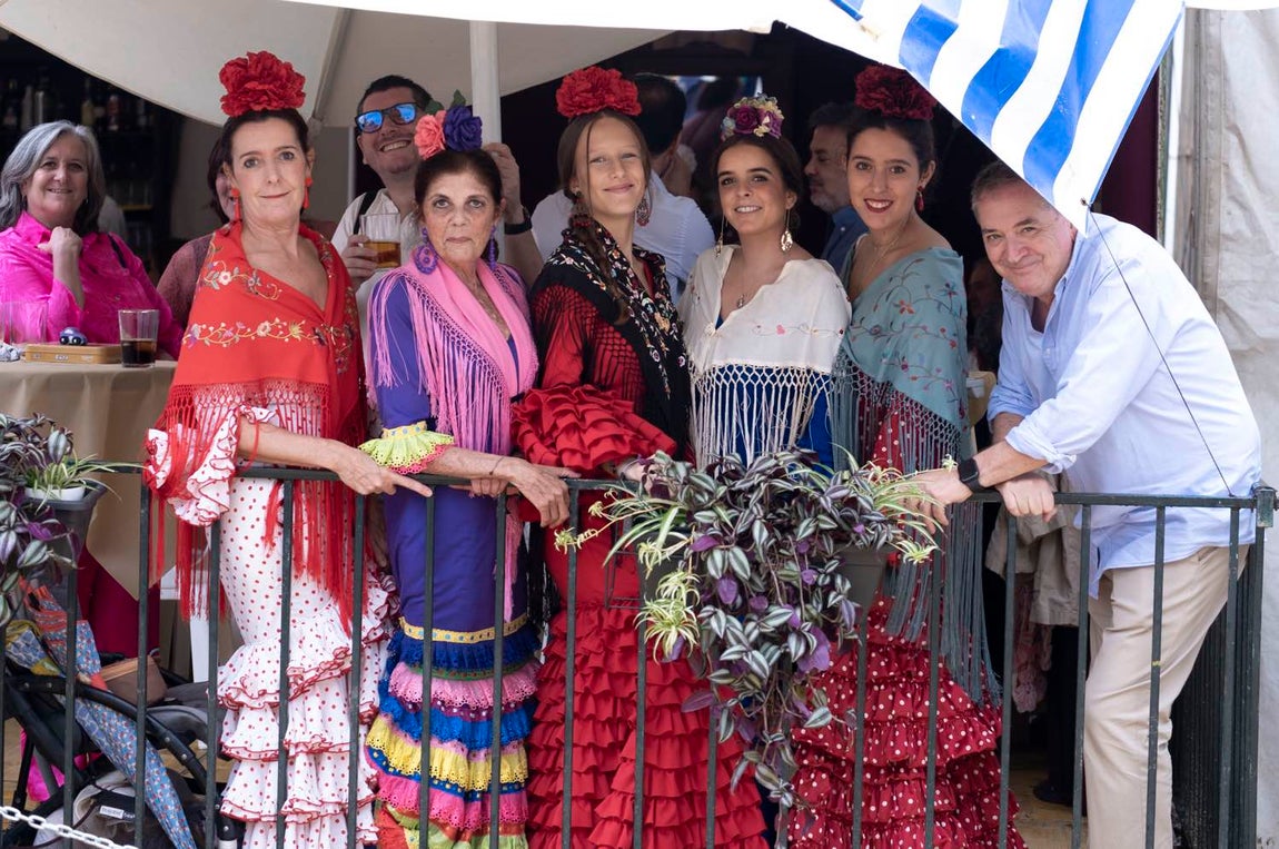 Más sonrisas que paraguas en el segundo día de la Feria del Caballo de Huelva
