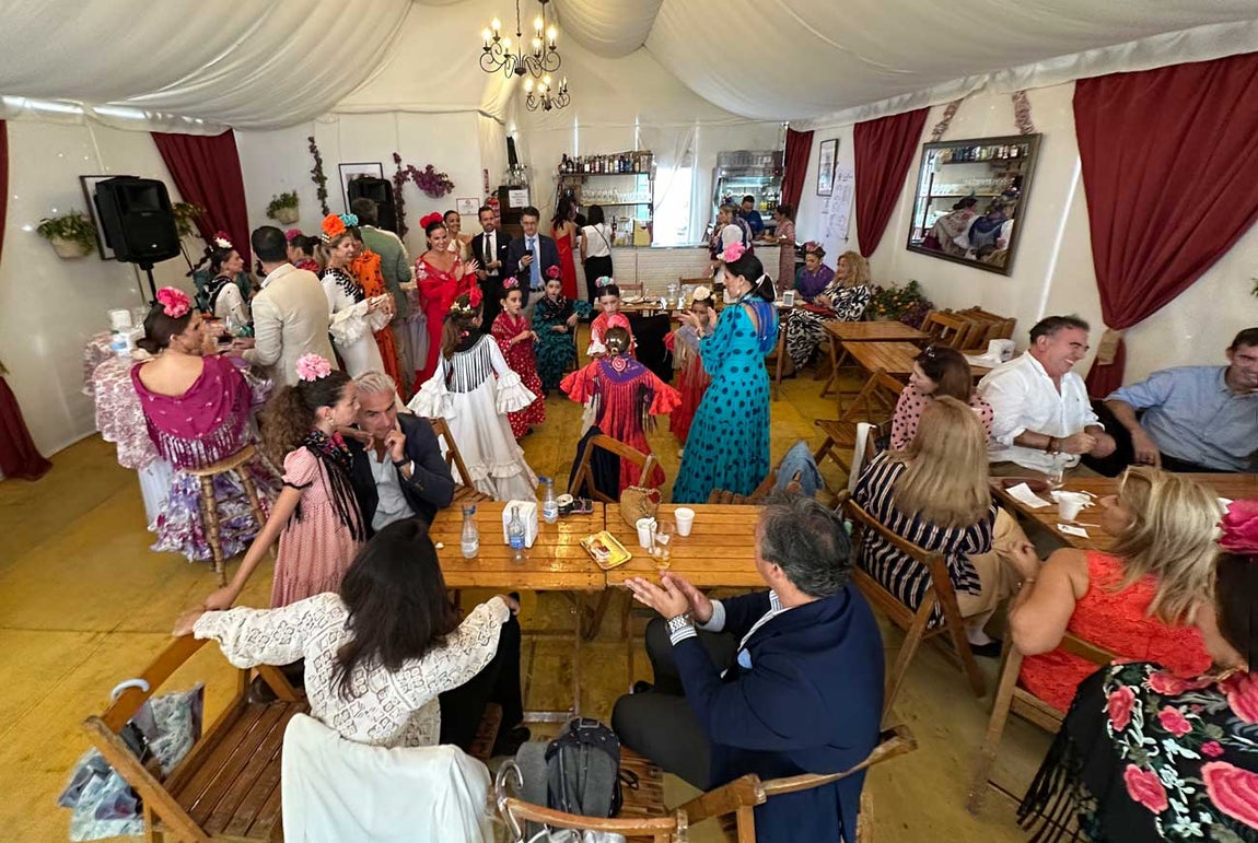 Más sonrisas que paraguas en el segundo día de la Feria del Caballo de Huelva