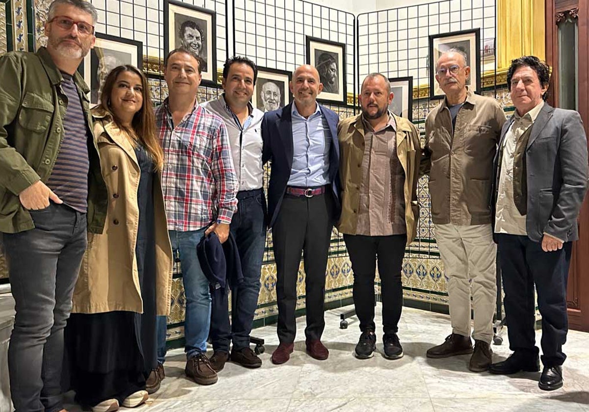 Miguel Verdejo, en centro, acompañado de varios artistas e invitados al acto