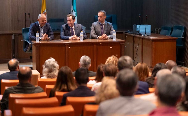 Imagen principal - Arriba, Antonio Pontón presenta la exposición junto al artista, sentado a su derecha. Sobre estas líneas, el magnífico aspecto que presentaba la sede judicial durante la inauguración de la muestra