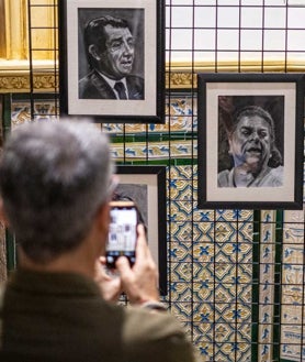 Imagen secundaria 2 - Arriba, Antonio Pontón presenta la exposición junto al artista, sentado a su derecha. Sobre estas líneas, el magnífico aspecto que presentaba la sede judicial durante la inauguración de la muestra
