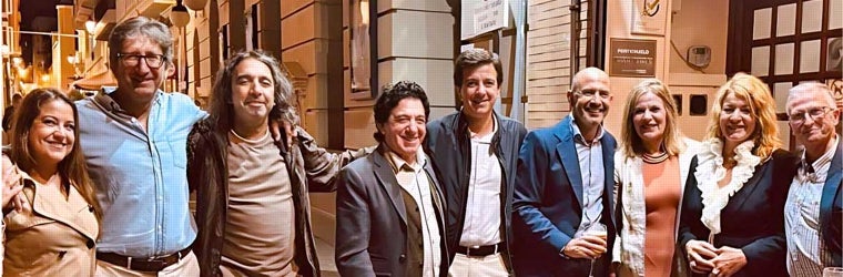 El artista, junto a su mujer, Nuria González, acompañados de amigos e invitados; entre ellos, la alcaldesa de Huelva, Pilar Miranda