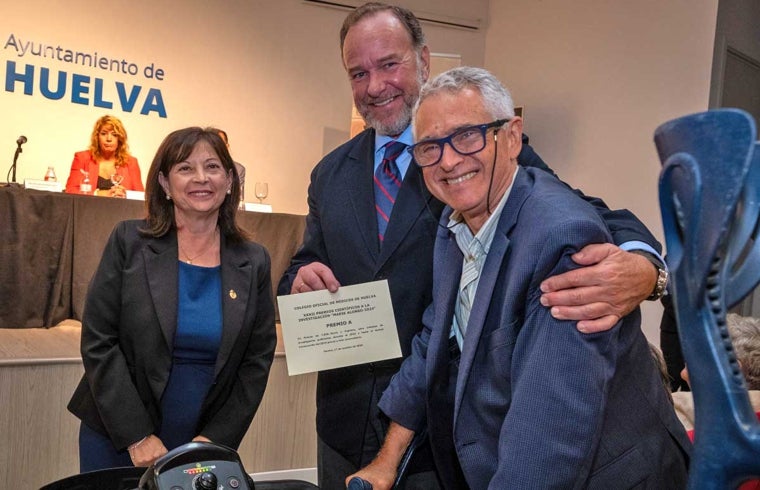 José Luis García-Palacios entrega el premio a Antonio Pereira Vega