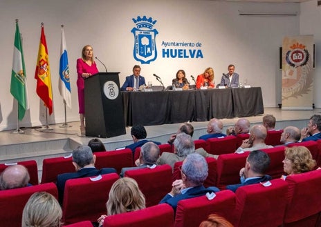 Imagen secundaria 1 - La exministra Ana Pastor, tras su conferencia, recibe agradecida un recuerdo de su participación en el acto del Colegio de Médicos