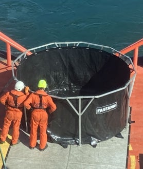 Imagen secundaria 2 - Momento en el que se empieza a recoger la barrera oceánica, la rasera siendo bajada al agua y el tanque portátil