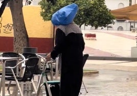 Una vecina de Huelva se protegió de la lluvia provocada por la DANA de esta forma tan ingeniosa