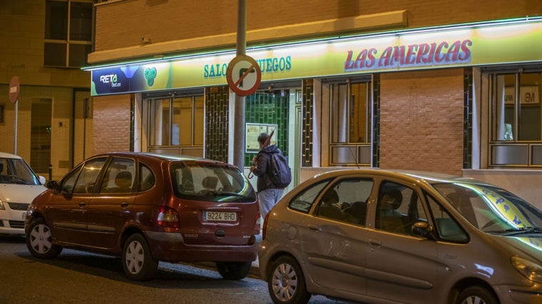 Un joven pasa por un salón de juegos de Huelva