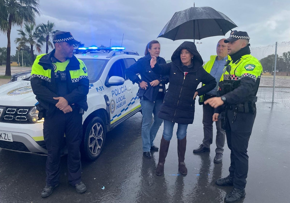 La alcaldesa de Huelva con agentes de la Policía Local