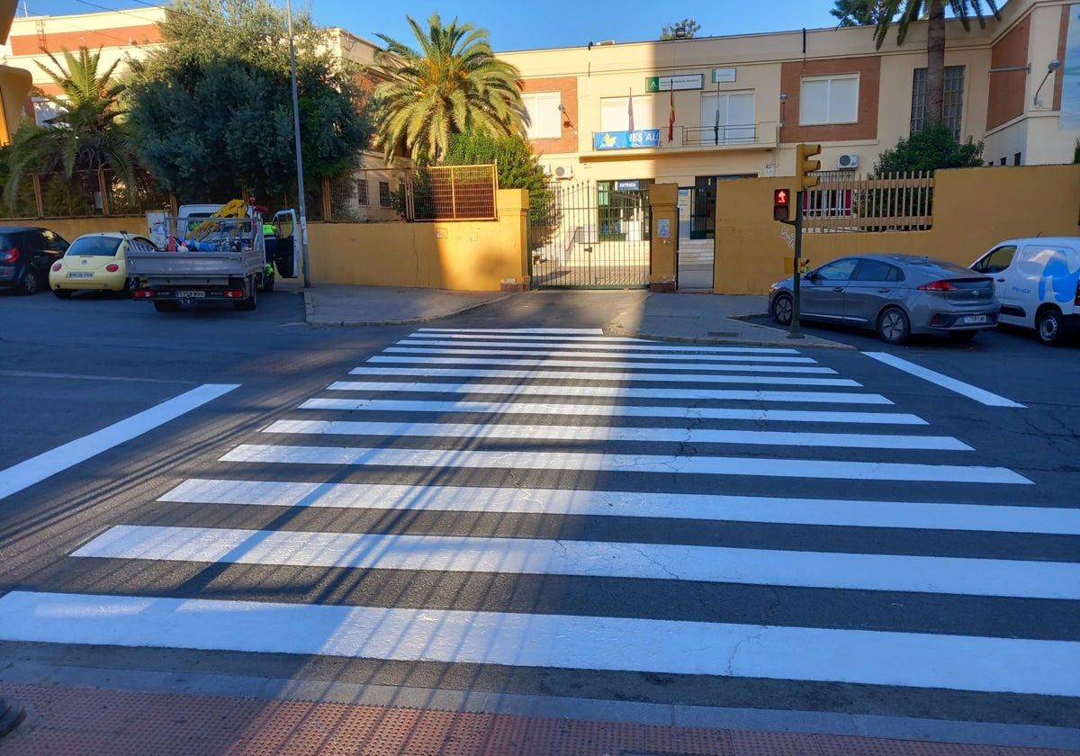 Paso de peatones repintado frente al instituto Alonso Sánchez