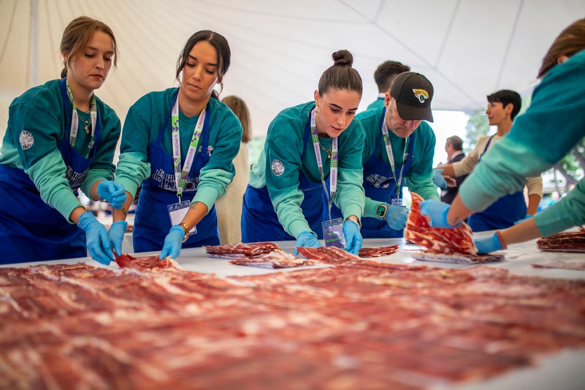 El récord al plato de jamón más grande del mundo, en imágenes