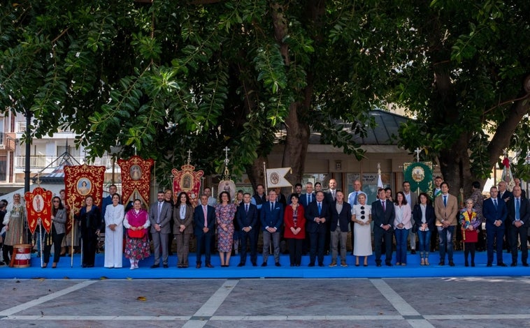 Imagen principal - Las danzas ancestrales de Huelva llenan de color el centro de la capital