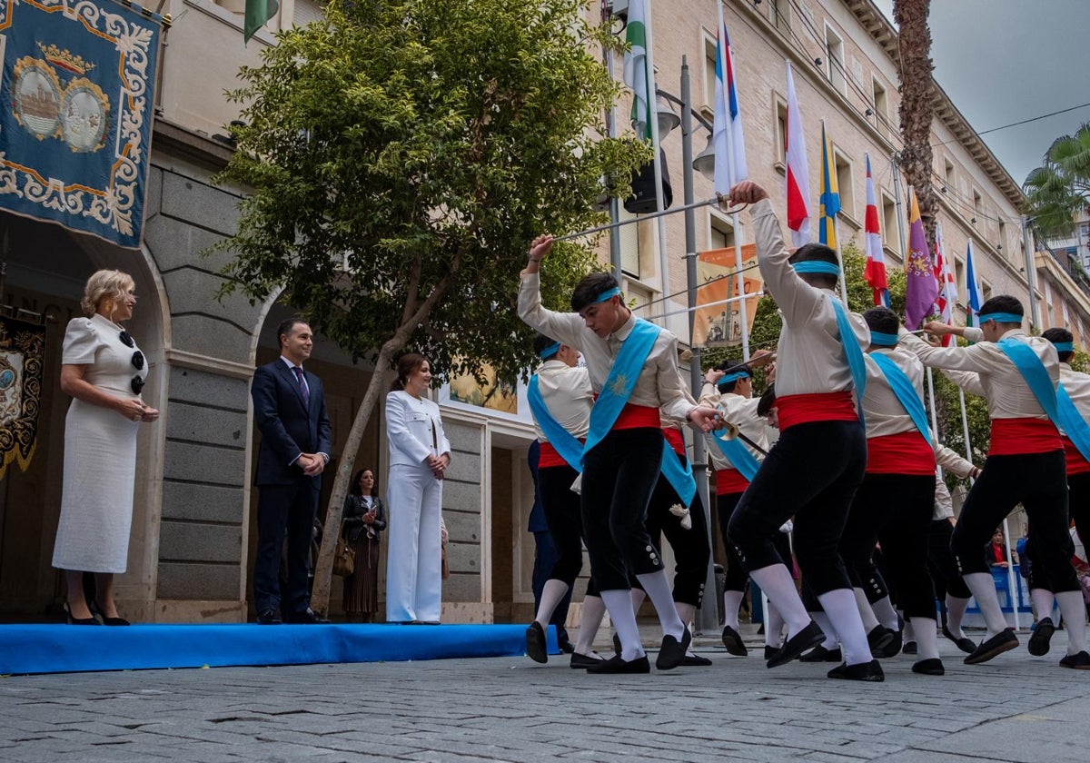 La danza de las espadas a las puertas de la Diputación Provincial