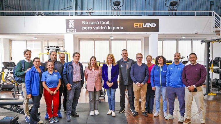 La alcaldesa con personal del polideportivo