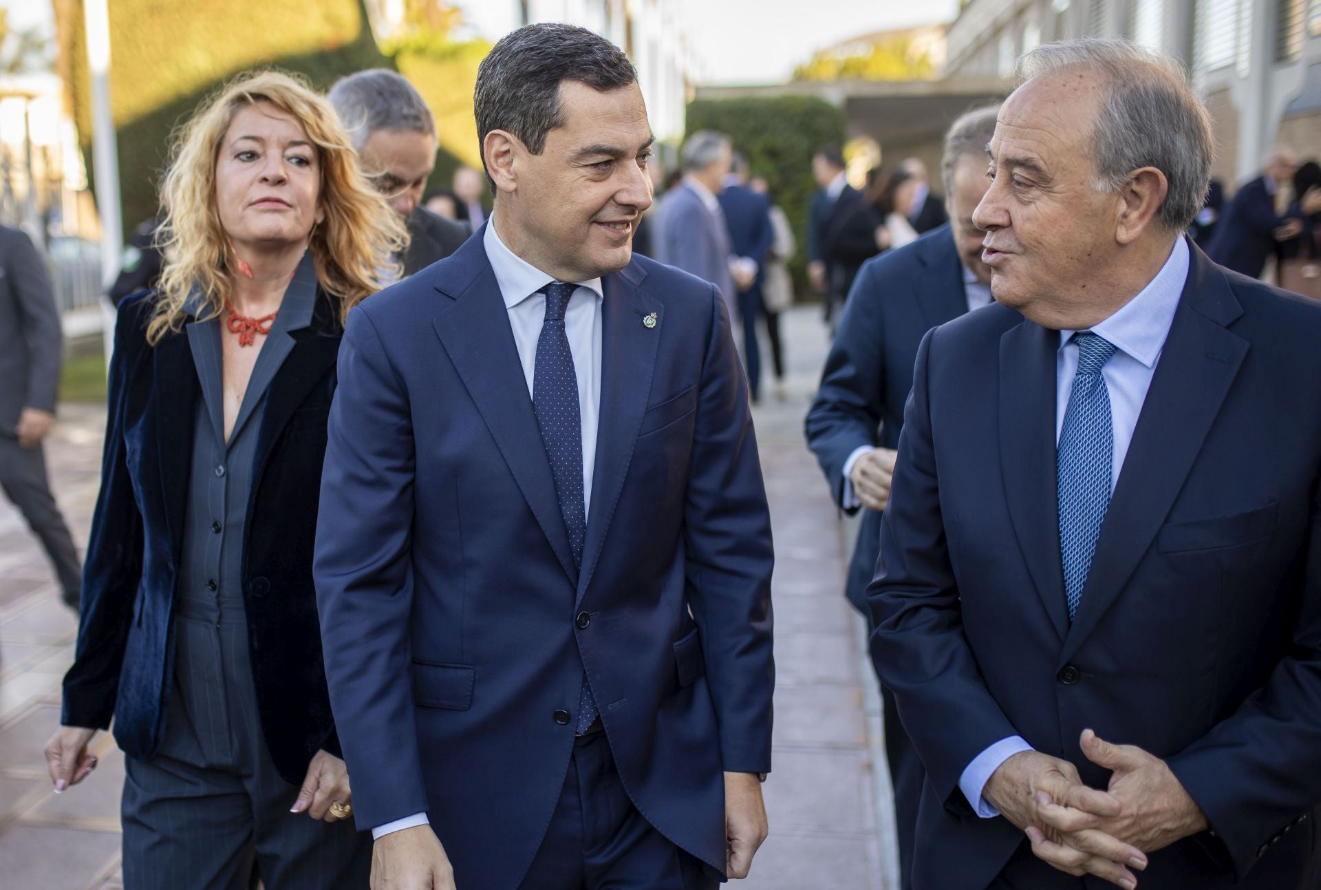 Pilar Miranda, Juanma Moreno y José Luis Morlanes