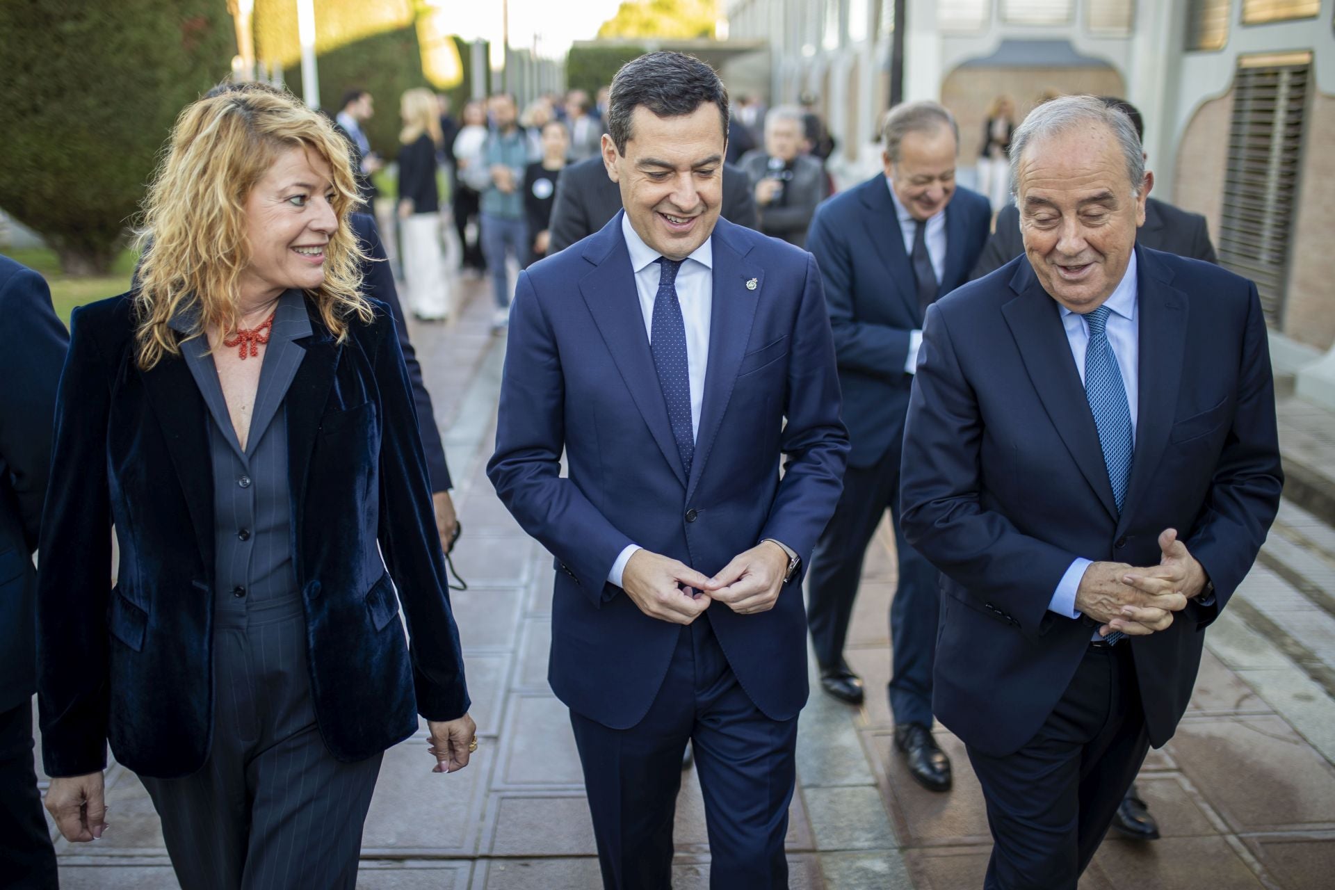 Pilar Miranda, Juanma Moreno y José Luis Morlanes