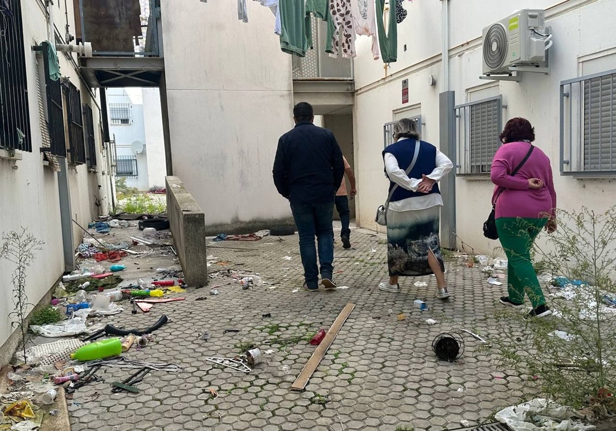 Mónica Rossi y Marcos Totti viendo la suciedad en el pasaje Margarita del barrio El Torrejón en Huelva