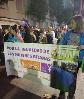Imagen secundaria 2 - Diversos momentos de la manifestación del 25N por las calles de la capital onubense