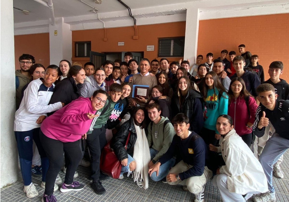 Paco Ojeda, rodeado de alumnos del IES La Orden