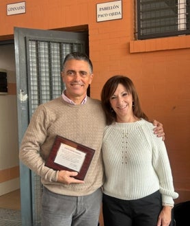 Imagen secundaria 2 - Ojeda, con sus jugadores al ser campeones de Liga el pasado año, con sus compañeros de departamento, Juangui Calvo y Nuria Callejas y con la directora del centro Sonsoles Rodríguez