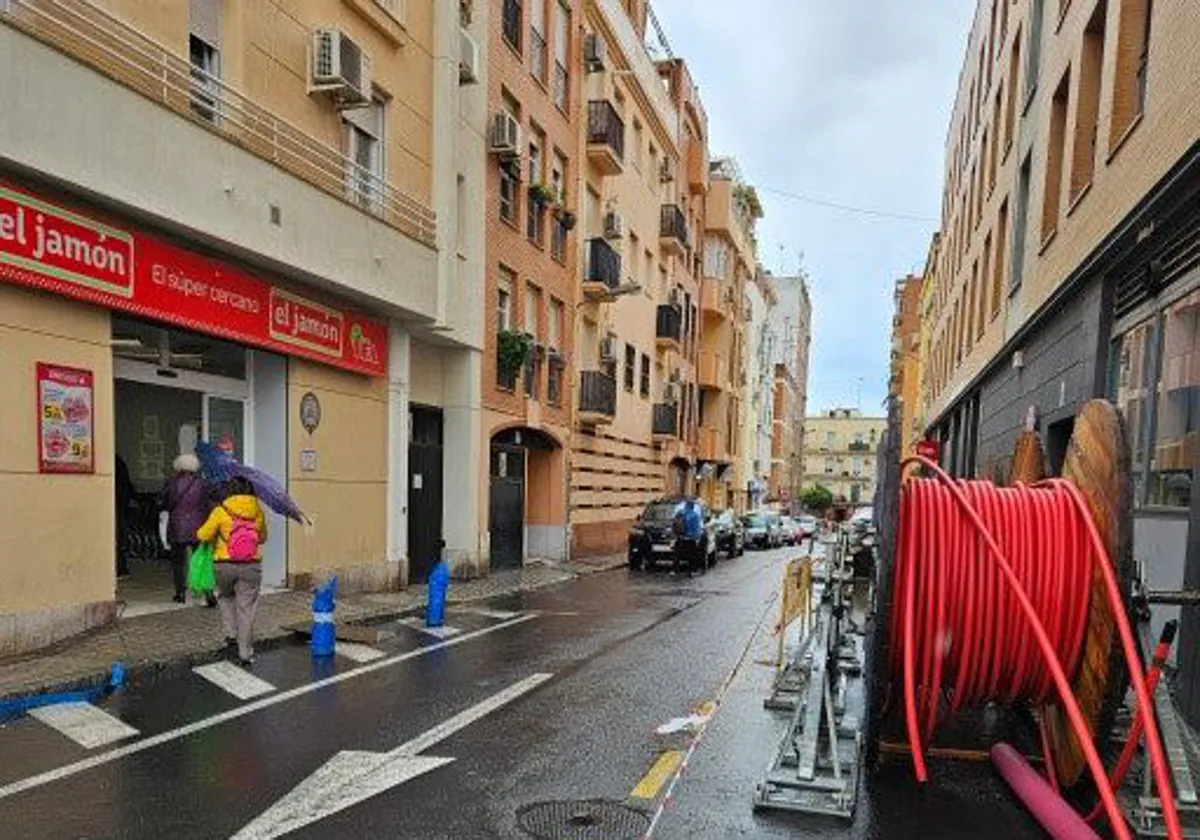 Cableado en la actuación de Endesa para mejorar la red eléctrica en Isla Chica