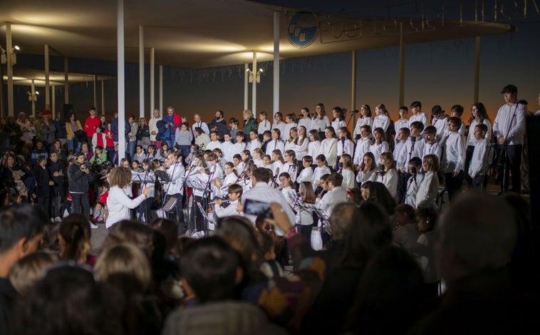 Imagen principal - Diversos momentos del acto que ha tenido lugar este miércoles por la tarde en el Paseo de la Ría de Huelva