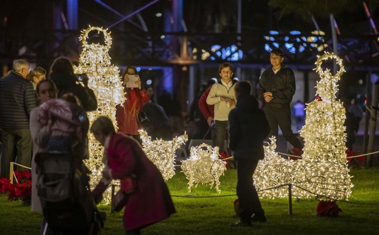 Imagen principal - El inicio del Paseo de la Ría acoge la recreación de un Nacimiento tipo led de mimbre con tecnología micro LED