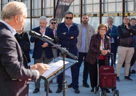 Imagen secundaria 1 - El Grupo Urbanz presentó esta mañana el proyecto en la parcela donde se levantará el residencial Tres Velas. Sobre estas líneas, entre el público presente, la presidenta de la Asociación de Vecinos Nuevo Molino, María Teresa Paús. A la derecha, el arquitecto Aurelio Cazenave