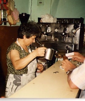 Imagen secundaria 2 - Tres imágenes de Pepita en el bar