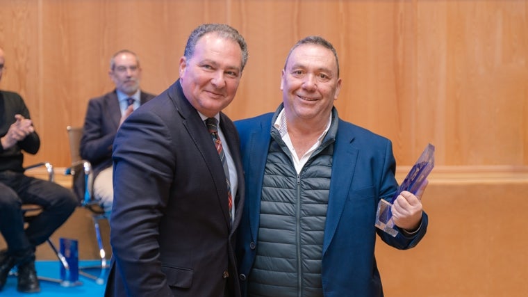 El presidente de la Diputación con otro de los homenajeados