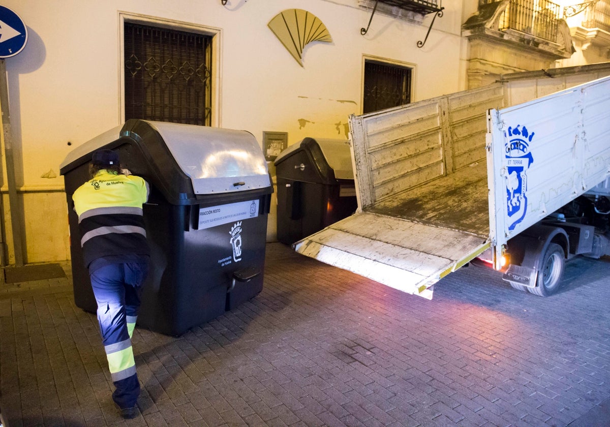 Un operario recogiendo la basura en una calle de la capital