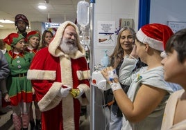 Papá Noel llega al Hospital Juan Ramón Jiménez: «El abrazo de los niños enfermos me pone la piel de gallina»