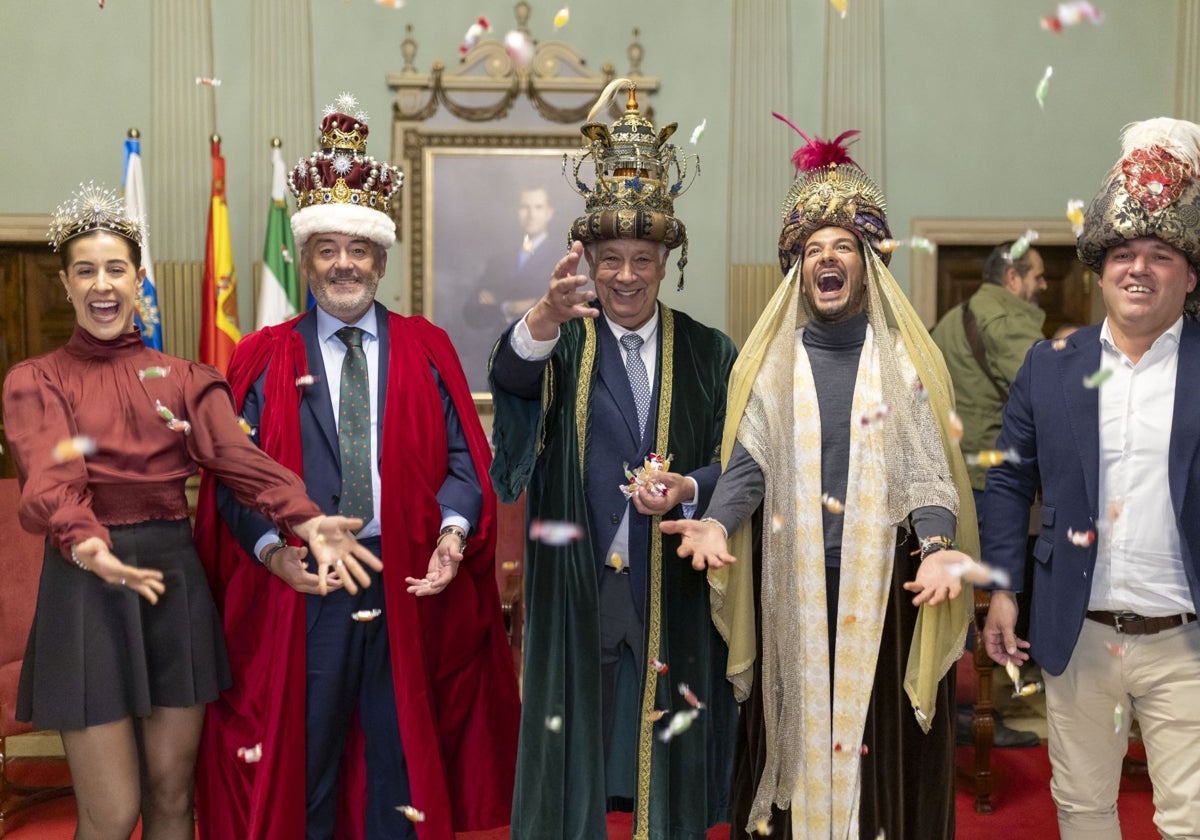 Los Reyes Magos, la Estrella de la Ilusión y el Heraldo Real lanzan caramelos