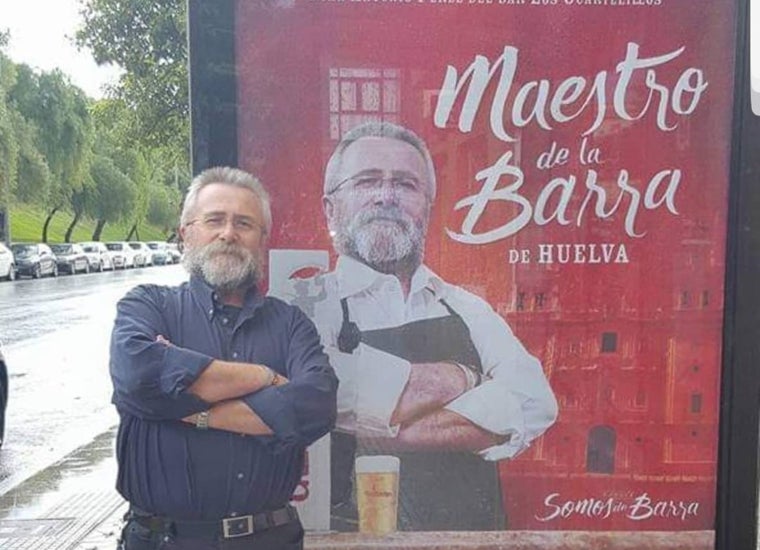 Juan Cuartelillos, con su cartel de Maestro de Barra