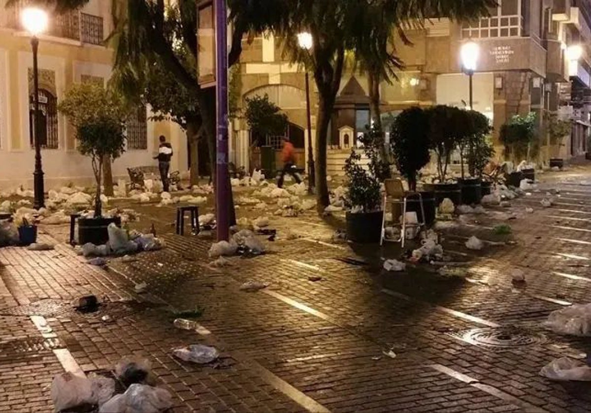 Basura tras la Nochebuena de Huelva, en una imagen de archivo