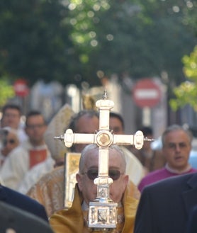 Imagen secundaria 2 - Momentos de la misa en la catedral y la procesión desde San Pedro